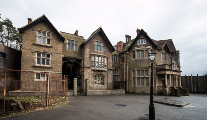 Midwife Manor - Longcross Manor - Surrey